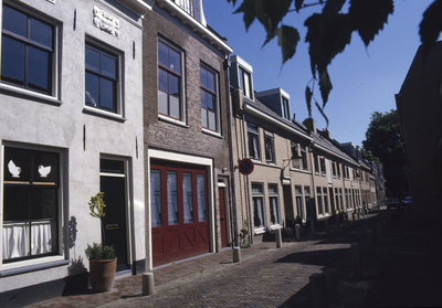 853576 Gezicht op de voorgevels van de huizen Keukenstraat 14 (links, gedeeltelijk)- hoger te Utrecht.
